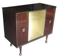 This fun Italian art deco bar cart is from the 1940’s and is veneered in rosewood polished to a high gloss.